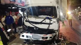 Camión queda destruido tras choque en la Simón Bolívar
