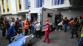 Rescatistas y paramédicos asisten a una víctima del doble terremoto en su ingreso al Hospital Domingo Luciani en Caracas