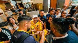 Hernán Galíndez, portero de Ecuador, firma autógrafos a aficionados ecuatorianos en las afueras del hotel de concentración.