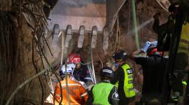 Personal de rescate busca a sobrevivientes entre los escombros en Caracas, Venezuela.