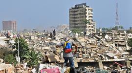 Un venezolano camina sobre los escombros de una edificación que colapsó tras los terremotos.