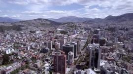 Una mujer murió tras caer de un piso alto de un edificio de Quito.