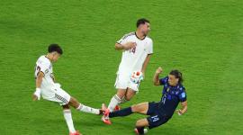 Estadio Guadalajara, Guadalajara, México - 26 de junio de 2026. El uruguayo Agustín Canobbio comete falta sobre el español Pau Cubarsí antes de recibir la tarjeta roja