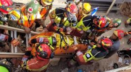 Bomberos de Quito rescatan a una mujer tras terremotos en Venezuela