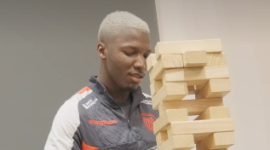 La Tricolor compartió un momento de diversión con un Jenga gigante antes de viajar a México.