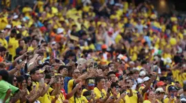 Los aficionados ecuatorianos buscan un lugar en el Azteca.