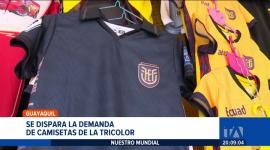 La destacada participación de la Selección Ecuatoriana impulsa el comercio. Se registran ventas masivas de camisetas, banderas y artículos deportivos. Un reportaje de Jazmín Solís