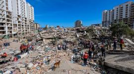 Rescatistas buscan sobrevivientes en los escombros de un edificio derrumbado en Caraballeda, estado de La Guaira, Venezuela
