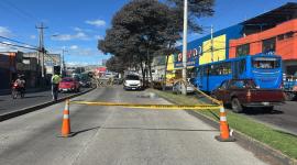 El cuerpo de un adulto mayor quedó tendido sobre el carril exclusivo del trolebús.