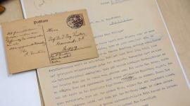 La postal inédita de Einstein que recibió Julio Rey Pastor y, a la derecha, la carta, firmada también por Einstein.