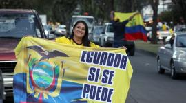 Un ahincha de Ecuador muestra la bandera del país tras la derrota de Alemania.