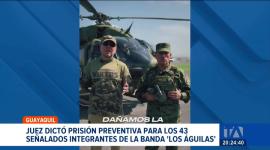 Los sujetos festejaban con armas de guerra la narcofiesta de alias 'Cheo'. El líder delictivo escapó pero es rastreado por militares. Un reportaje de Catalina García