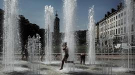 Personas se refrescan en piletas ante la ola de calor en Francia.