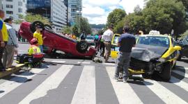 Un vehículo se volcó tras chocar contra un taxi en la av. Naciones Unidas, en el norte de Quito.