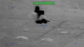 Cazas de Estados Unidos lanzan un ataque contra objetivos militares iraníes en el estrecho de Ormuz y sus alrededores, el domingo.