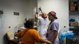 Una paciente es atendida en el área de urgencias del Hospital Pérez Carreño, en Caracas, este sábado.