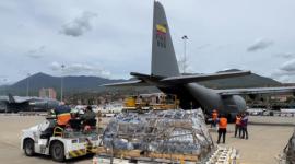 El primer avión con ayuda humanitaria de Ecuador a Venezuela llegó este martes 30 de junio.