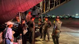 Ecuatorianos, afectados por la emergencia en Venezuela, arribaron al país en un avión militar.