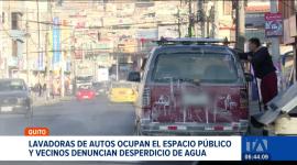 Un recorrido periodístico constató la proliferación de lavadores de carros que operan de forma irregular tomándose las aceras y calles en el sur de Quito. Un reportaje de Brigette Mancheno