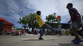 Niños juegan fútbol en un albergue temporal tras los terremotos en Venezuela.