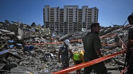 Rescatistas buscan sobrevivientes en los escombros de edificios tras los dos terremotos en Venezuela