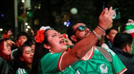 Dieciseisavos de final - México vs. Ecuador - Ciudad de México, México - 30 de junio de 2026. Aficionados celebran tras la victoria de México en el partido.