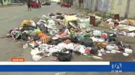 El cantón acumula casi diez días sin un servicio regular de desechos, impactando directamente la salud y calidad de vida de los habitantes. Un reportaje de Astrid Singre