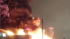 Incendio consume una fábrica en Santa Rosa