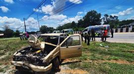Así quedó la camioneta que enbistió a monjes budistas en Tailandia.