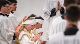 El 1 de julio de 2026, la Sociedad de San Pío X consagró a cuatro nuevos obispos, desafiando al papa León XIV, quien suplicó al grupo disidente ultratradicionalista que retractara.