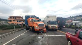 Dos camiones y una camioneta chocaron entre sí en la vía E35, a la altura del cantón Unamuncho, en Ambato.