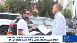 Padres del niño denuncian el retiro del tratamiento específico para una patología de alta complejidad y rechazan la entrega de un fármaco alternativo por parte del hospital. Un reportaje de Juan Miguel Rodríguez