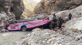 Equipos de rescate atendieron un accidente que dejó decenas de víctimas en Pakistán.