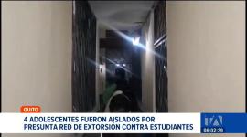 Agentes de la Dinapen intervinieron tras denuncias de cobros ilegales cometidos dentro y fuera de colegios en Quito. Cuatro adolescentes fueron aislados. Un reportaje de Brigette Mancheno