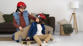Una niña juega con su hermano pequeño en la sala de su casa
