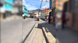 Un hombre amenazó a un equipo periodístico de Teleamazonas durante una cobertura en La Roldós.
