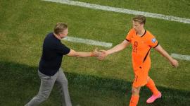 Ronald Koeman saluda a Frenkie de Jong cuando este es sustituido en el partido contra Marruecos.