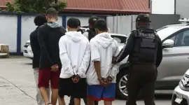Cuatro adolescentes fueron detenidos por presunta extorsión en un colegio de Quito.