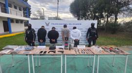 Personas detenidas durante el operativo, en Quito