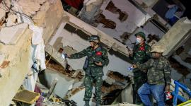 Ciudadanos venezolanos denuncian lenta recuperación de cadáveres tras los terremotos.