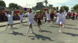 Estudiantes lucieron trajes típicos y guayaberas con banderas celeste y blanco en las actividades por la fundación de Guayaquil. Un reportaje de Catalina García