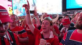 Aficionados noruegos celebran su victoria en Times Square.