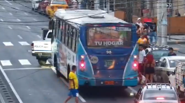 Un presunto asaltante murió en un enfrentamiento con la Policía tras robo en un bus de Guayaquil.
