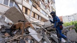 Servicios de emergecia ucranianos buscan entre los escombros tras un ataque ruso.