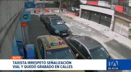 Cámaras registraron el momento en que un taxista ignoró la señalización vial en la intersección de las calles Isla Genovesa y Río Coca. Un reportaje de Juan Miguel Rodríguez