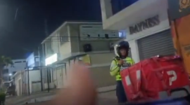 Agente de tránsito es separado de su cargo por video exigiendo dinero a repartidor.