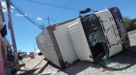 Un camión se volcó en el sector de La Forestal, en la av. SImón Bolívar, en el sur de Quito.