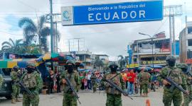Militares custodian la frontera entre Ecuador y Perú.
