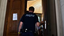 (FILES) A justice officer closes the courtroom's door prior the start of the trial of a palliative care doctor allegedly accused of killing 15 patients with lethal injections, in the Regional Courtroom in Berlin, on July 14, 2025. A German palliative care doctor was sentenced to life in prison by a court in Berlin on July 8, 2026 for murdering 15 people with lethal doses of sedatives. (Photo by Tobias Schwarz / AFP)