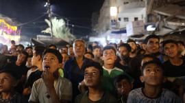 Palestinos siguen el Argentina-Egipto entre los escombros de Gaza